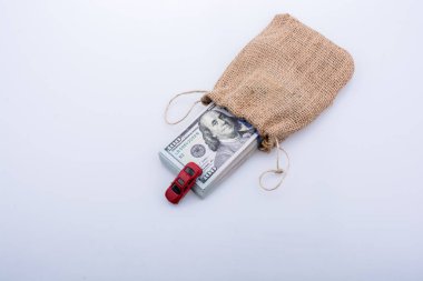 Araba ve bize bir paket Doları beyaz bir arka plan bir torba içinde oyuncak