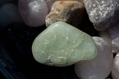 Belli bir tipte doğal mineral değerli taşlar.