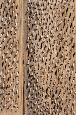 Manzarada eski bir harman kızağı