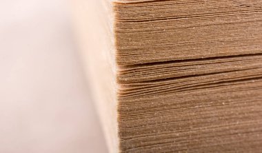 Beyaz arka plan üzerinde kısmen görünümünde kitap sayfaları