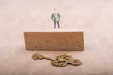 Retro tarz anahtar arkasında heykelcik duran