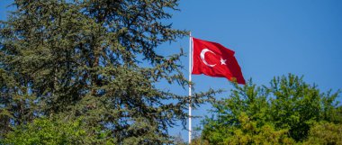 Türk ulusal bayrağı açık havada bir direğe asılı