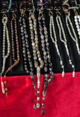 Çeşitli renkte tespih seti