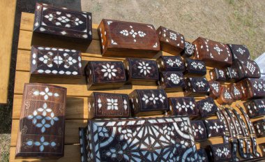 İnci kakmalı eski usul tahta hazine sandığı.