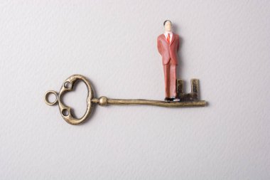 Küçük heykelcik adam minyatür ve retro anahtar