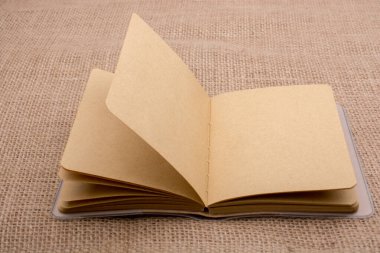 kahverengi renk defter bir tuval arka plan üzerine yerleştirilen