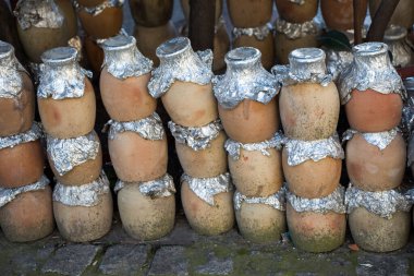 Doğu tarzında antik metal sürahi görünüm