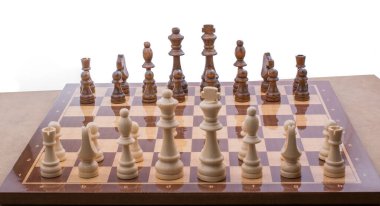 Satranç tahtasının üzerinde satranç taşları var.