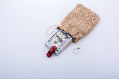 Araba ve bize bir paket Doları beyaz bir arka plan bir torba içinde oyuncak