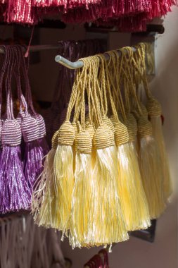 Osmanlı Türkçesi geleneksel püsküllerinin çeşitli renklerde seçilmesi