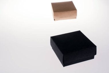 beyaz arkaplanda karton kutular