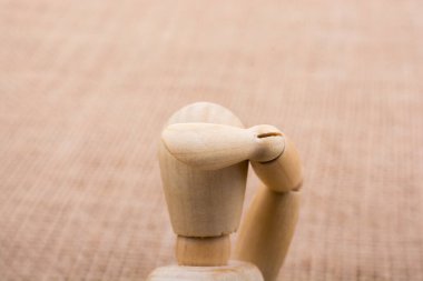 Tuval üzerinde poz bir adamın ahşap bebek