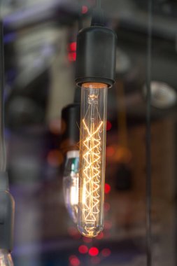 Dekoratif stil filament ampulleri görünürde