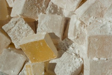 Bir sürü geleneksel Türk Lokum şekeri.