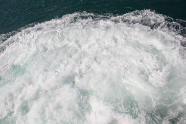 Su yüzeyi köpüklü ve köpüklü bir arka plan olarak