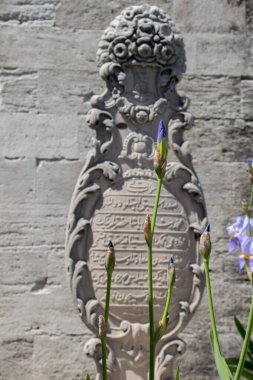 İstanbul 'da Osmanlı zamanından kalma eski bir mezar taşı