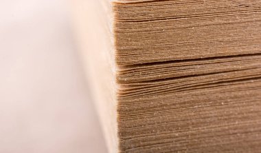 Beyaz arka plan üzerinde kısmen görünümünde kitap sayfaları