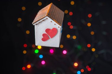 Sevgililer Günü 'nde yırtık kağıda aşk kavramı yazılıyor.