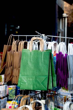 Pazar yerinde basit bir renkli kağıt alışveriş torbası.