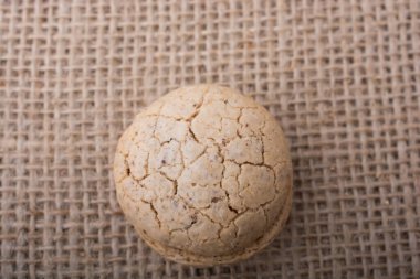 Keten bir tuval üzerine elinde Türk badem çerez