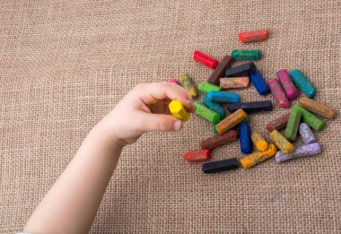 Renkli boya kalemi ve bir tutan bir küçük çocuklar el kullanılan