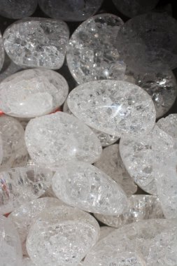 Doğal mineral kaya numunesi olarak kristalize kuvars (taş-kristal) değerli taş