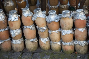 Doğu tarzında antik metal sürahi görünüm