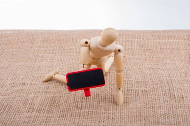 Tahtadan adamın elinde bir hakları Kurulu ile dizlerinin üzerinde