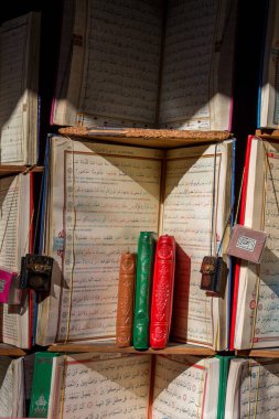 İslam kutsal kitabı Kur'an market raf