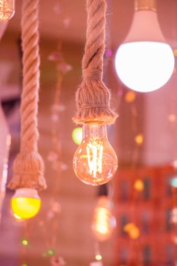 Dekoratif antika edison tarzı iplik ampulleri asılıydı.