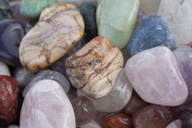 Belli bir tipte doğal mineral değerli taşlar.