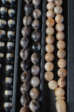 Aynı renk ve tipte güzel boncuklar.