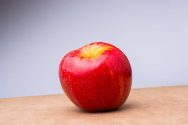 Tahtaya yerleştirilmiş taze kırmızı elma.