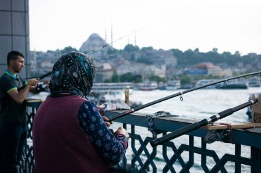 Galata Köprüsü 'nde balık tutan yaşlı kadın Golden Horn' un en sevdiği yer.
