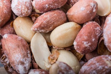 Temizlenen fıstık pişmiş ve yemeye hazır tuzlu