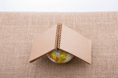 Küre tuval arkaplanına yerleştirilir