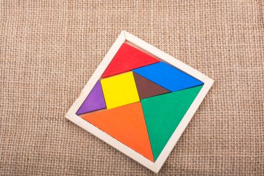 Kare tangram bulmacasının renkli parçaları