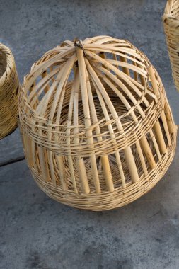 Boş hasır sepetler pazarda satılıktır.