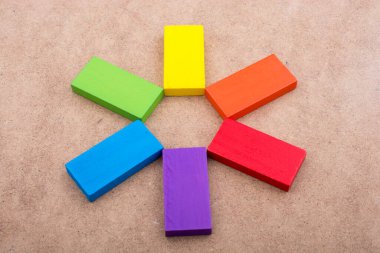 Çeşitli renklerin ahşap bloklarından birini tutarken