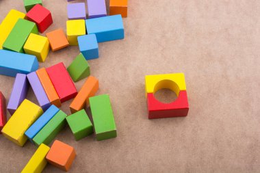 Kahverengi arkaplanda renkli yapı taşları