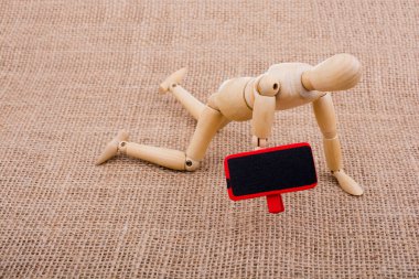 Tahtadan adamın elinde bir hakları Kurulu ile dizlerinin üzerinde