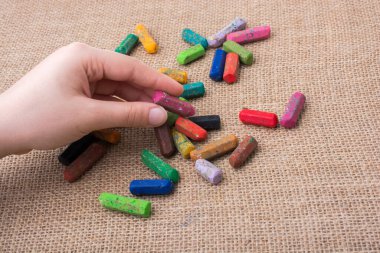 Kullanılan renkli boya kalemi ve bir tutan bir el