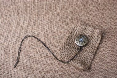 Torbanın üzerinde mekanik cep saati.