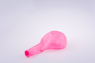 Beyaz bir arka plan üzerinde boş kırmızı balon