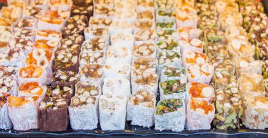 Metal bir tepsiye yerleştirilmiş lezzetli Türk lokumu