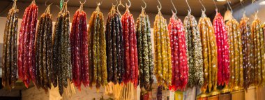 İçinde ceviz olan geleneksel sosis şekilli şekerler.