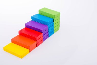 Beyaz arkaplanda çok renkli domino taşı