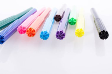 Beyaz arka plan üzerinde çeşitli renk renk Keçeli Kalemler