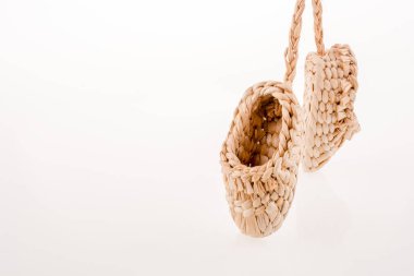 Saman beyaz zemin üzerine yapılan footware çifti