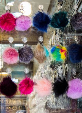 Farklı renk ve ponpon bir açık piyasa içinde şekiller kümesi